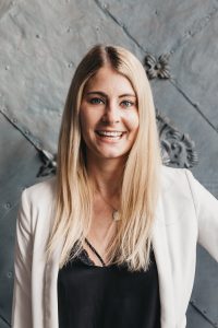 Die Pharmazeutin Mag. Nina Milenkovics in einem beigen Sakko.