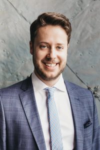 Maximilian Milenkovics in einem blauen Anzug.