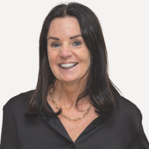 Mitarbeiterin der Adler Apotheke in einem schwarzen Hemd.