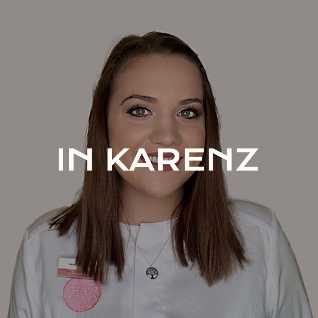 Die Mitarbeiterin der Adler Kosmetik Sabine Kurzweil in einem weißen Mantel, die sich in der Karenz befindet.