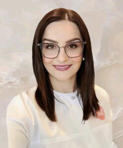 Die Mitarbeiterin der Adler Kosmetik Arnela Muric in einem weißen Mantel.