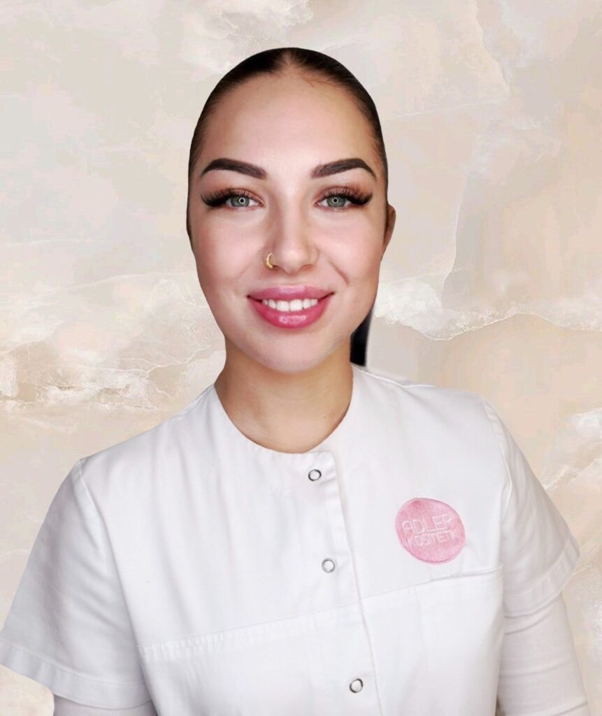 Die Mitarbeiterin der Adler Kosmetik Haike Fasching in einem weißen Mantel.