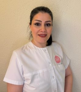 Nafise Sarei, die Fußpflege in der Adler Kosmetik macht