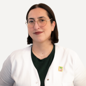 Die Mitarbeiterin Arjeta Cermjani in einem weißen Apothekermantel.