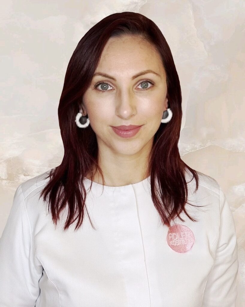 Die Mitarbeiterin der Adler Kosmetik Rita Tomek in einem weißen Mantel.