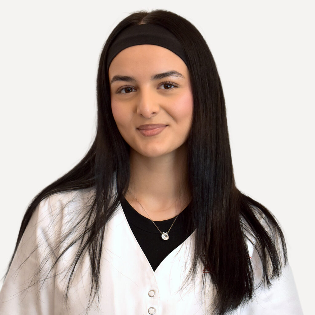 Die Mitarbeiterin der Adler Apotheke Aleyna Su Kac.