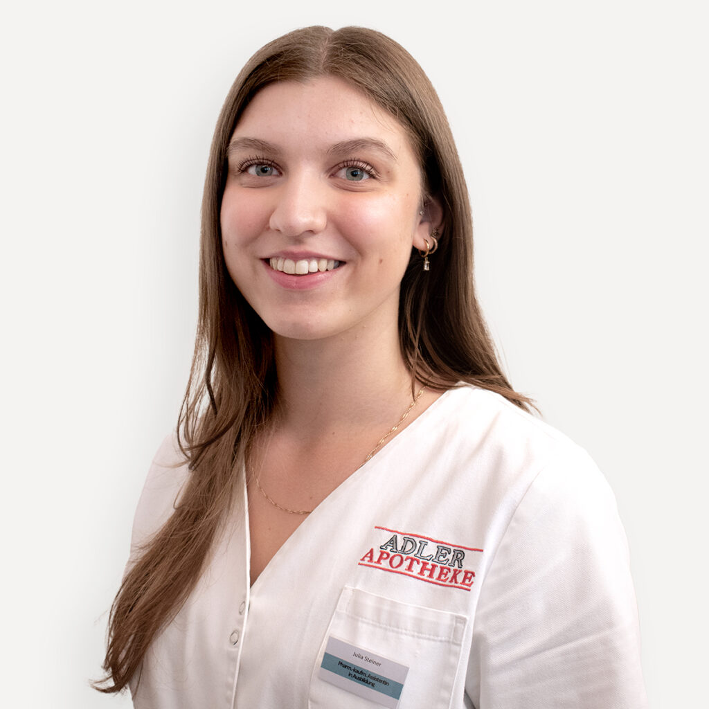 Julia Steiner, Pharmazeutisch-kaufmännische Assistentin in Ausbildung der Adler Apotheke Graz, lächelt in die Kamera.
