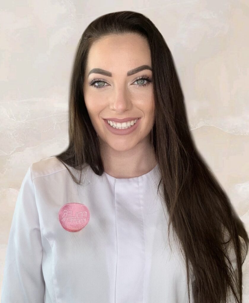 Die Mitarbeiterin der Adler Kosmetik Dora Bödör in einem weißen Mantel.