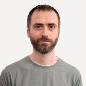 Mitarbeiter der Adler Apotheke in einem grauen T-Shirt.