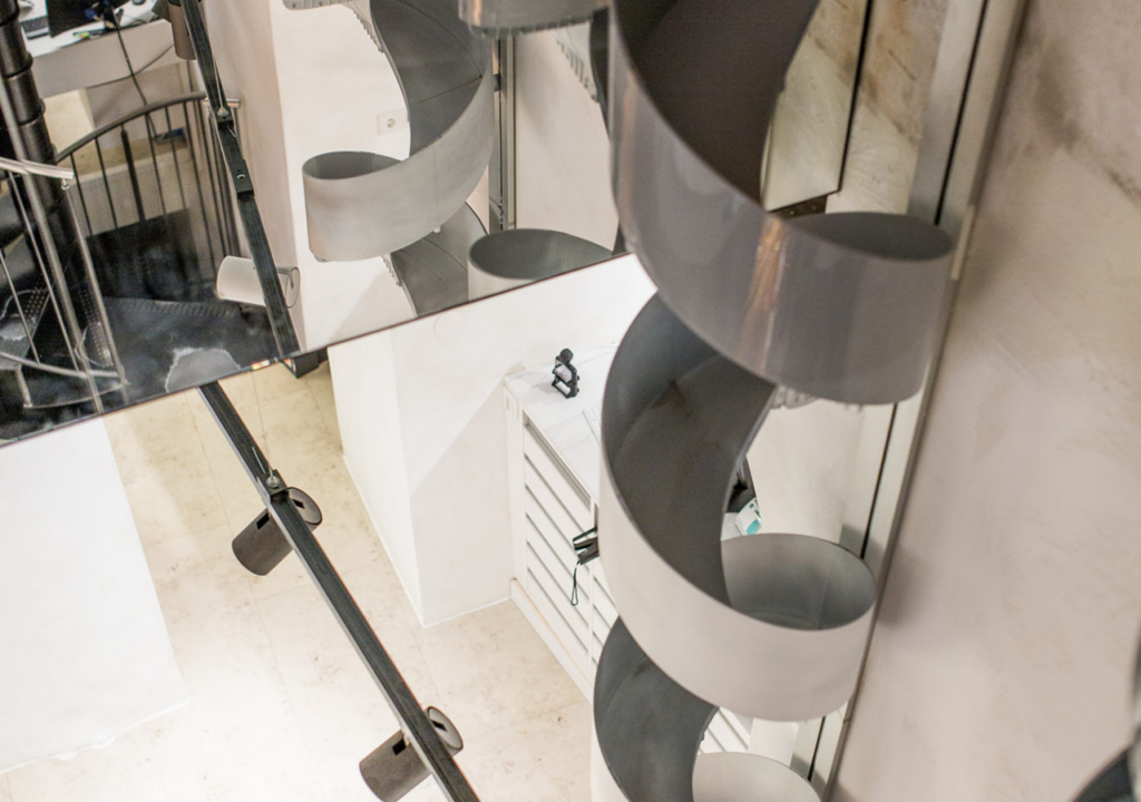 Die Metallrutsche für die Medikamente der Adler Apotheke, die vom Lager in den Verkaufsraum rutschen.