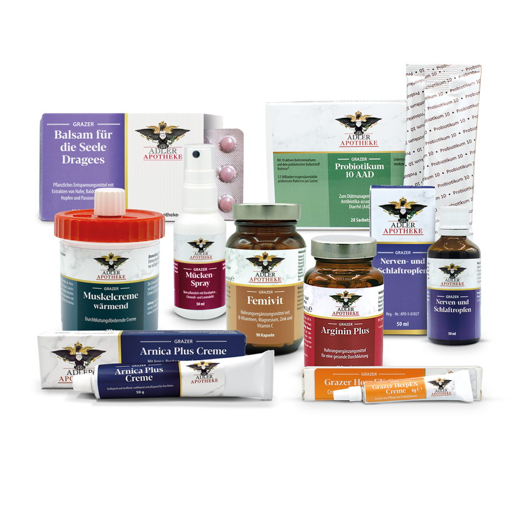 Eine Anordnung von Grazer Hausspezialitäten Produkten aus der Adler Apotheke. Zu sehen sind verschiedene Flaschen, Tuben und Kapseldosen, die in unterschiedlichen Größen und Verpackungen sowie in verschiedenen Farben präsentiert werden.