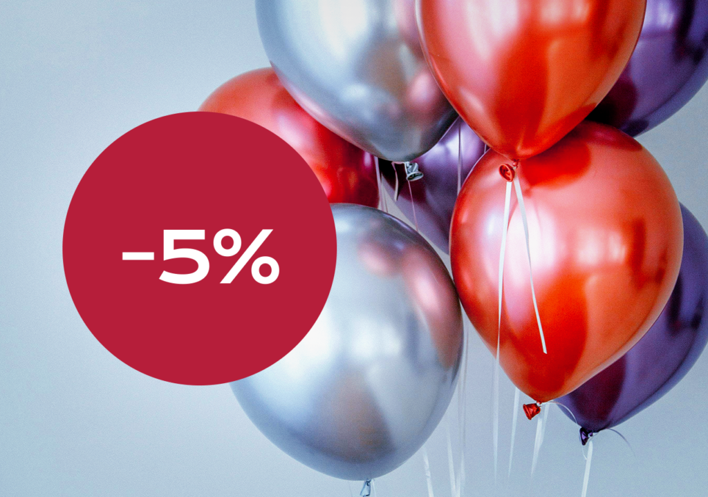 Mehrere glänzende Ballons in Silber, Rot und Violett vor hellem Hintergrund; links ein roter Kreis mit weißer Aufschrift „-5%“, der einen Rabatt anzeigt.