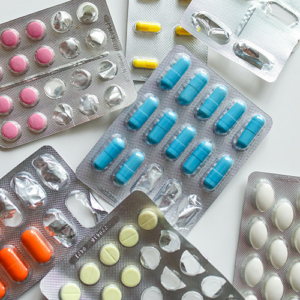 Verschiedene Tablettenblister mit verschiedenen Farben und Formen von Pillen.