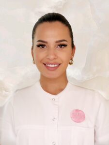 Die Mitarbeiterin der Adler Kosmetik Laura Schnabl in einem weißen Mantel.