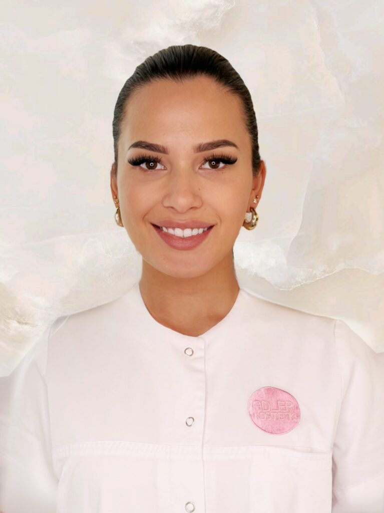 Die Mitarbeiterin der Adler Kosmetik Laura Schnabl in einem weißen Mantel.