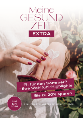 Das sommerlich helle Cover zeigt eine Nahaufnahme von Händen mit weinrotem Nagellack. Auf einem Handrücken ist Sonnencreme in Form eines Herzens aufgetragen. Im Vordergrund wird eine Sonnenbrille gehalten, im Hintergrund sind Rosen angedeutet. Textinhalte: „Fit für den Sommer? – Ihre Wohlfühl-Highlights“, „Bis zu 20% sparen“ und der Hinweis auf den Exklusiv-Status für Vorteilsclubmitglieder
