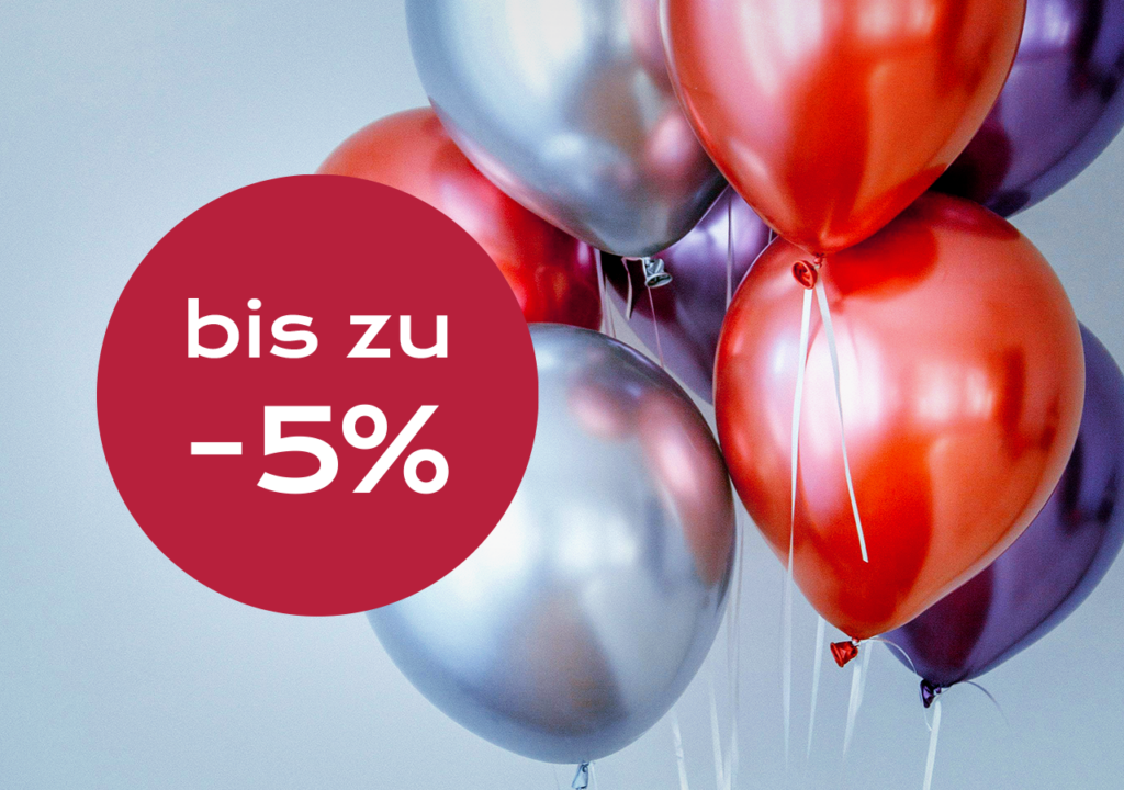 Mehrere glänzende Ballons in Silber, Rot und Violett vor hellem Hintergrund; links ein roter Kreis mit weißer Aufschrift „bis zu -5%“, der einen Rabatt anzeigt.