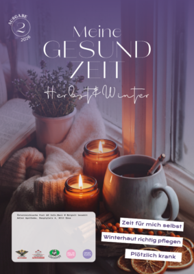 Cover des Magazins „Meine GESUND ZEIT – Herbst & Winter“ (Ausgabe 2/2026). Gemütliche Szene an einem Fenster mit einer Tasse Tee, brennenden Kerzen, einer Topfpflanze und getrockneten Orangenscheiben