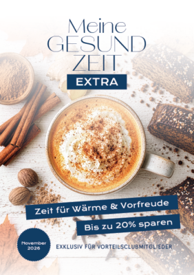 Magazin-Cover von ,Meine Gesund Zeit EXTRA‘ (Ausgabe November 2026). Im Zentrum steht eine Tasse heißes Getränk mit Schaum und Zimt auf einem hellen Holz- oder Steinhintergrund, umgeben von Zimtstangen, Gewürzen, Muskatnüssen und Gebäckstücken. Der Text lautet: ,Zeit für Wärme & Vorfreude‘, ,Bis zu 20 % sparen‘ und ,Exklusiv für Vorteilsclubmitglieder.